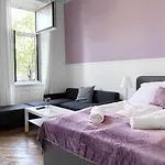 Commodious 2Br Apt. Near Akh-Perfect For Groups
